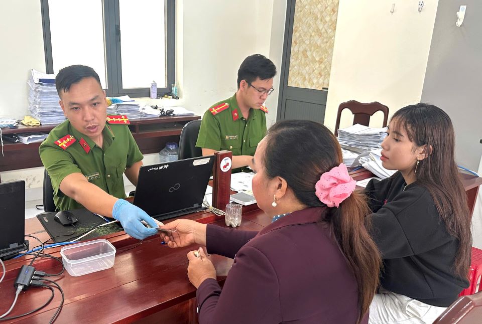 La policia municipal resuelve los procedimientos administrativos para los ciudadanos, entre ellos la emision de permisos de conducir. Imagen de la pagina web de la Universidad de Hong Kong