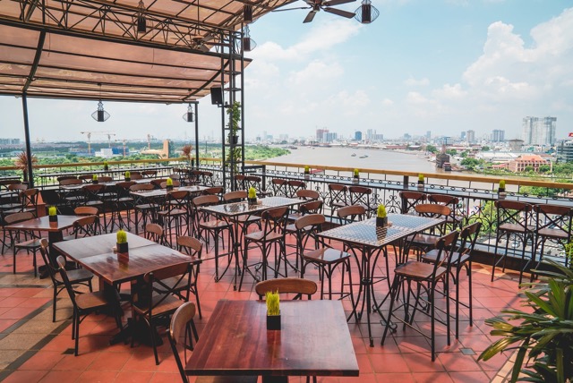 A luxury hotel facing Bach Dang wharf, with a beautiful view of the April 30 grand festival. Photo: Nguyen Tung