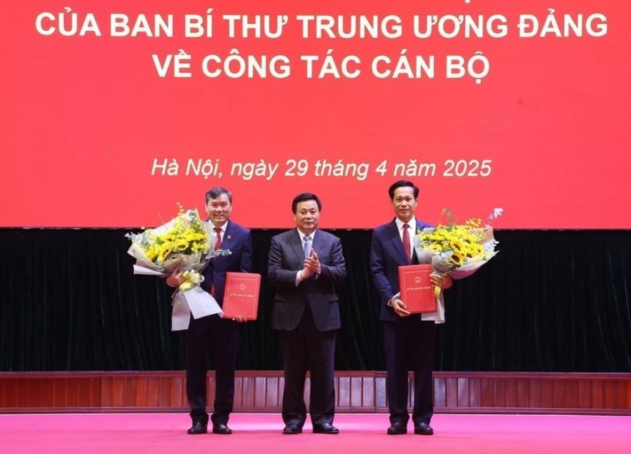 Politburo member, Director of the Ho Chi Minh National Academy of Politics, Chairman of the Central Theoretical Council Nguyen Xuan Thang (middle) presented the decision to appoint the Secretariat's staff to 2 personnel. Photo: Van Diep