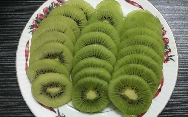 Eating 2 kiwis before bed has a positive effect on sleep quality. Photo: Hai Ngoc