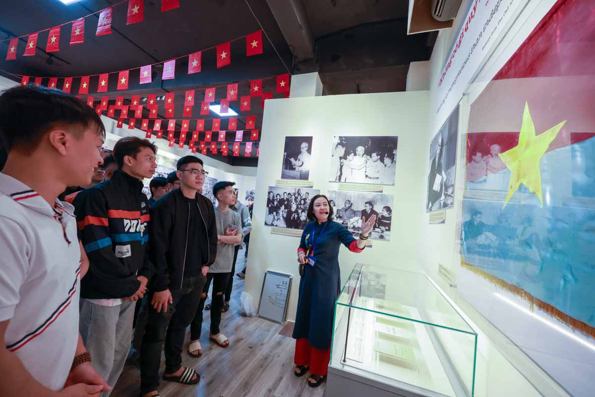 El Museo de Historia Nacional organizo una exposicion tematica de la Rio de la Plata con casi 150 documentos y artefactos, que atrajo a los jovenes a visitar el feriado 30.4.15. Imagen de la pagina web de la Universidad de Hong Kong