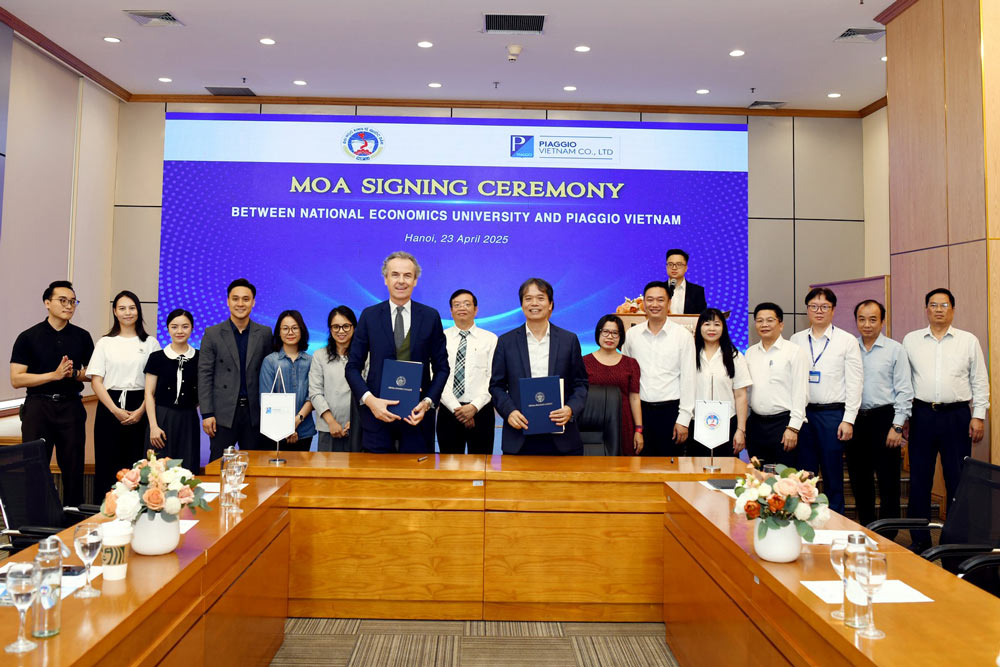 Piaggio Vietnam and the National Economics University (NEU) officially signed a Memorandum of Understanding (MOU). Photo: Provided by the enterprise