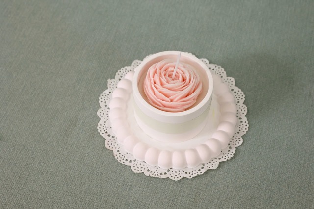 Encender una vela demasiado tiempo en un lugar cerrado puede provocar asfixia. Imagen de Vi-Decord