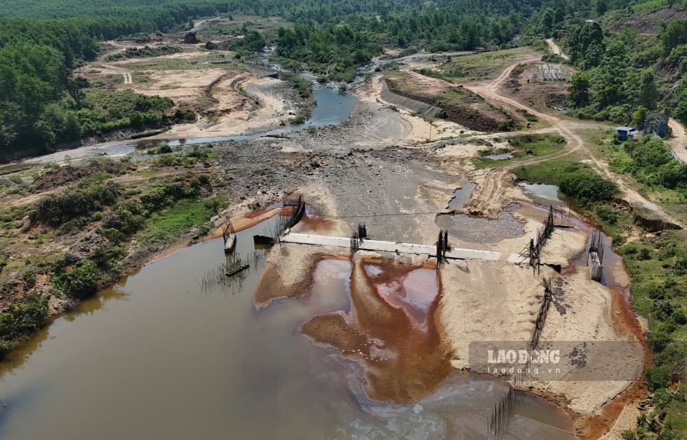 Ghi nhan cua phong vien Bao Lao Dong cuoi thang 4.2025, du an Khu du lich suoi Voi o xa Loc Tien (huyen Phu Loc, TP Hue) van dang trong hien trang quay kin ton va khong co dau hieu cua viec thi cong du an.