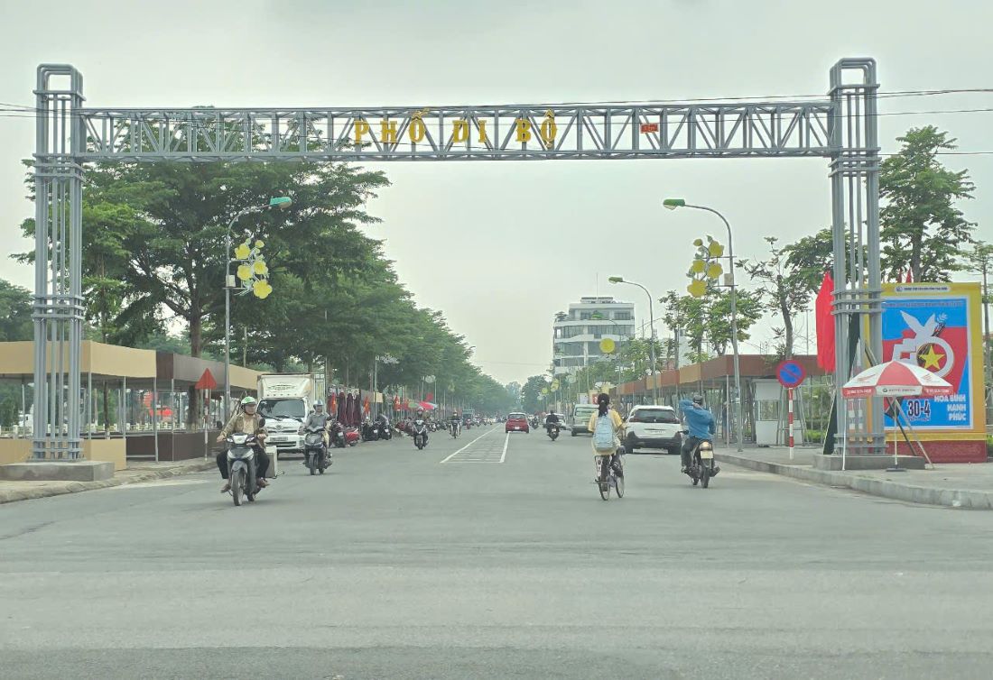 La puerta principal que conduce a la calle peatonal de Ding Hye-Hwa-Ki Ba en la ciudad de Taicang, en construccion, se instalo antes de la fecha de apertura. Imagen de la pelicula