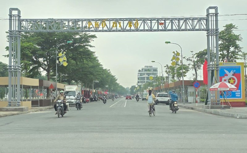 The main gate leading to Dinh Tien Hoang - Ky Ba walking street in Thai Binh city has been urgently built and installed before the opening day. Photo: Nam Hong