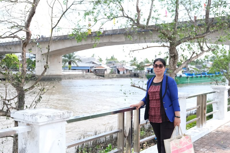 Chi Ly luu giu ky niem khi co dip tro ve Nga Bay. Anh: Phong Linh.