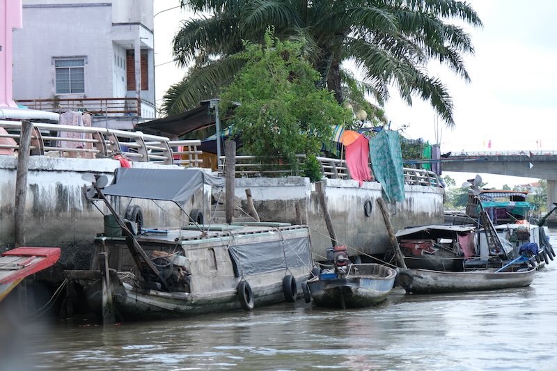 Ghe xuồng trên dòng Ngã Bảy. Ảnh: Phong Linh.