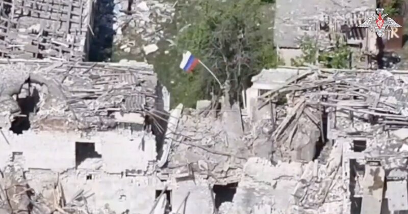 Soldados rusos plantan su bandera en un edificio ocupado en Kharkov. Imagen: cortada de un video del Ministerio de Defensa ruso