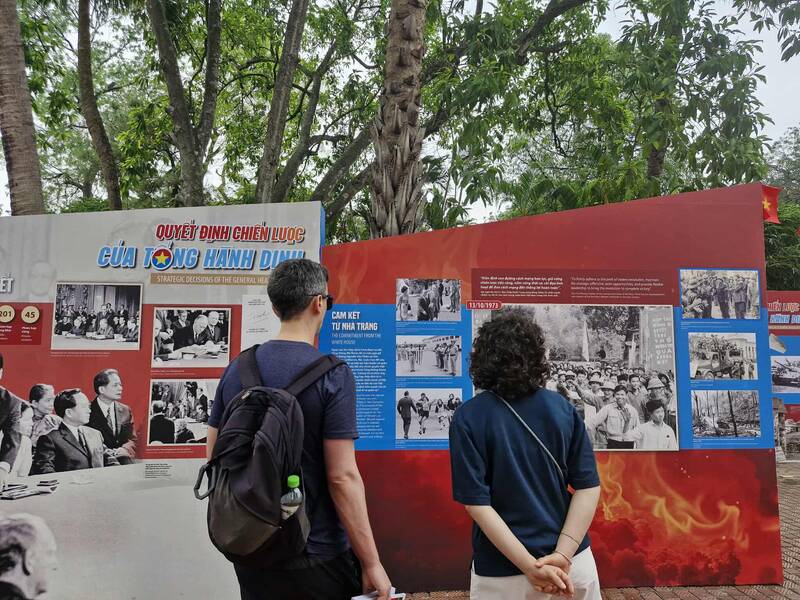 Los visitantes vienen a la exposicion "unificada Road" en los monumentos revolucionarios y el tunel D67 (Hoang Thanh Thang Long, Hanoi) en las vacaciones 30.4-1.5. Foto: Thu Giang