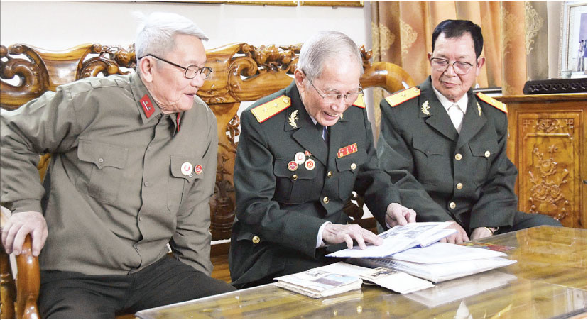 Mr. Bui Duy Thinh, 81 years old, veteran of the Coal Corps (Cao Thang Ward, Ha Long City) (middle) looks back at ancient relics. Photo: DOAN HNG