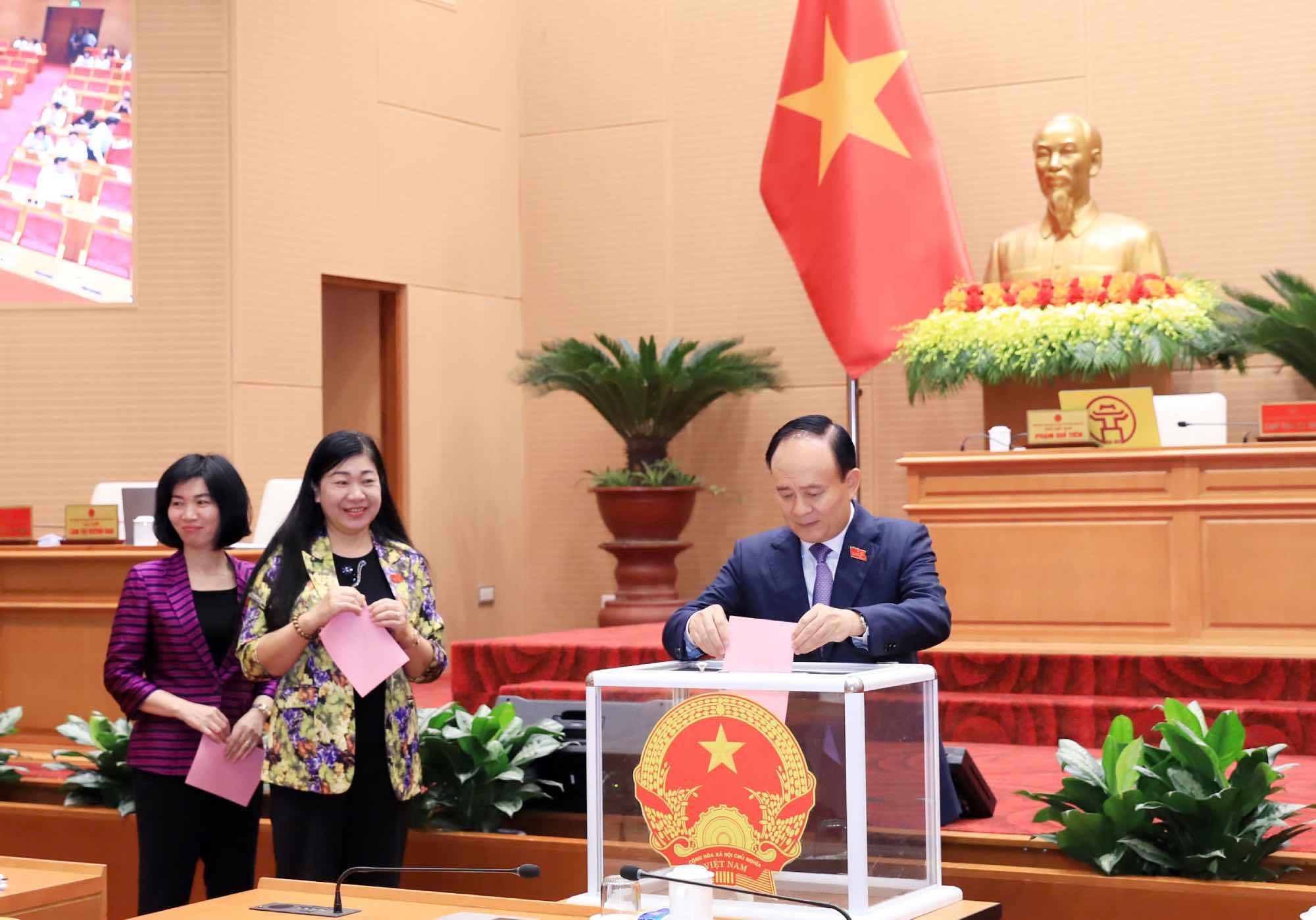 The Hanoi People's Council voted to elect members of the Hanoi People's Committee. Photo: Nguyen Hop