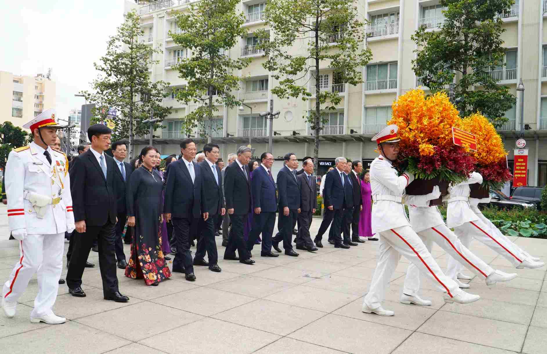 General Secretary To Lam and the delegation offer flowers to President Ho Chi Minh at the Ho Chi Minh Monument Park (District 1). Photo: Anh Tu