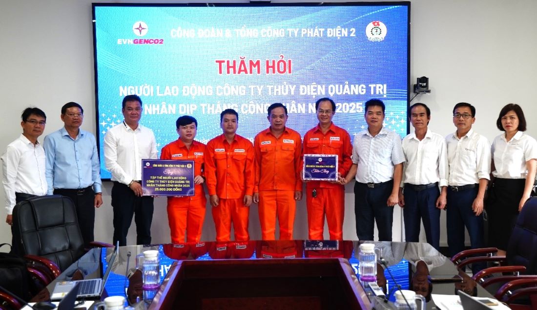 Workers of Quang Tri Hydropower Company received meaningful gifts during Workers' Month 2025. Photo: Hong Hai