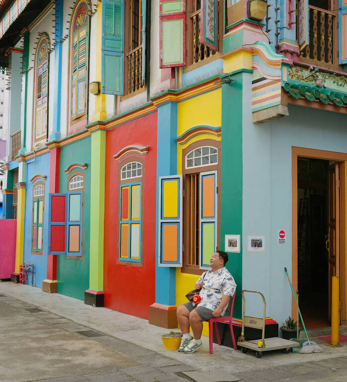 Can nha go Tan Teng Niah House luon la mot trong nhung goc chup duoc san don nhat tai khu pho nho mat tien duoc trang hoang bang vo van mau sac ruc ro nhu do, vang, cam, xanh la. Dac biet, vao buoi sang som hoac trua muon, anh nang diu nhe se giup mau sac can nha khi len hinh cang them bat mat. Anh: Foodholic.vn