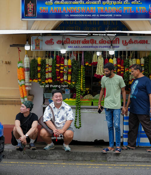 Duong Serangoon Road duoc vi nhu “trai tim” cua khu Tieu An voi nhip song soi dong cua cong dong dan cu noi day. Chi can dao buoc tren con duong nay, du khach se de dang bat gap vo van goc chup an tuong nhu nhung cua tiem truyen thong voi mat tien ruc ro, cac quay hang bay bien du loai sari, vong tay, phu kien thu cong, hay hang ha vo so loai gia vi An Do. Anh: O Dau Cung Chup