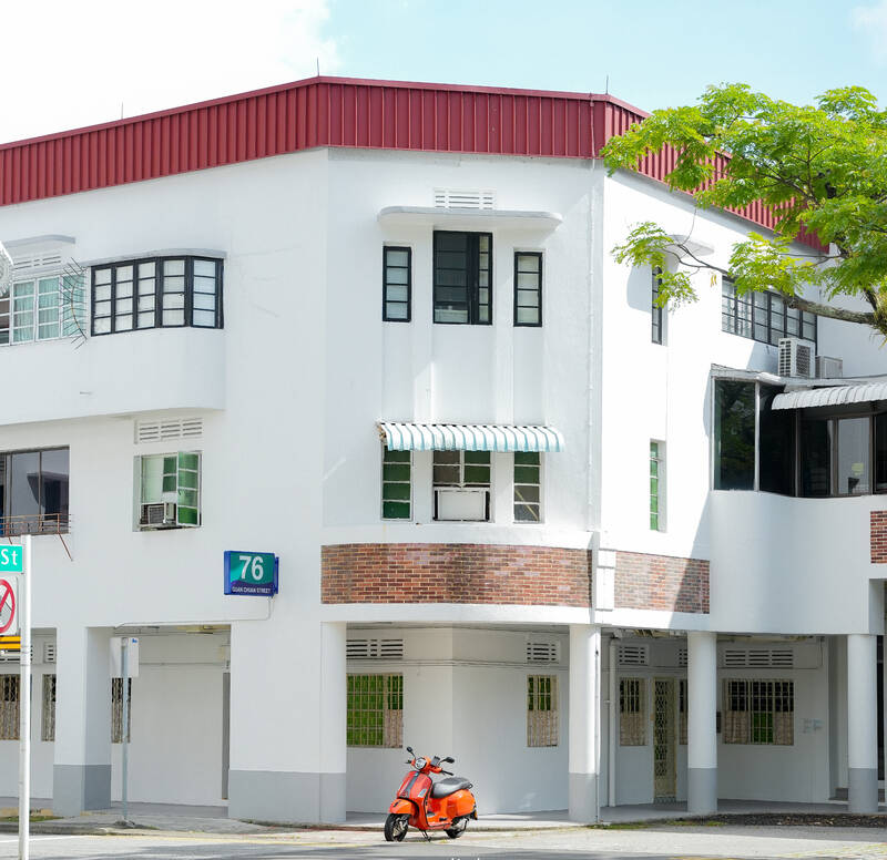 La mot trong nhung khu dan cu lau doi nhat o Singapore, Tiong Bahru nhu mot khoang lang yen a giua chon do thi nao nhiet, voi va. Cac con pho noi day toat len ve dep tinh khoi, moc mac voi nhung ngoi nha trang mang phong cach Art Deco co dien, thanh lich. Anh: O Dau Cung Chup