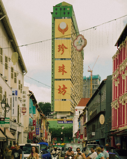 Giua long thanh pho hien dai, Chinatown duoc xem la bieu tuong cua su giao thoa van hoa, noi net hien dai, nang dong hoa quyen cung nhung gia tri di san truyen thong. Tan bo quanh khu pho, ban se de dang cam nhan su hai hoa ay trong tung goc pho va con duong, noi chua Phat giao, den tho Hindu va den tho Hoi giao cung hien dien ben canh nhung hang quan nhon nhip va khu mua sam sam uat. Anh: Sapu