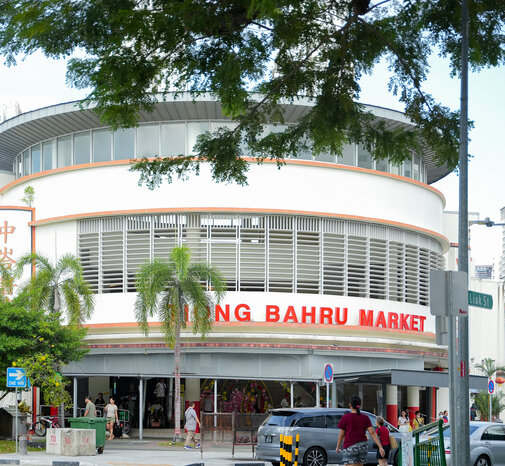 Neu muon hoa minh vao nhip song thuong ngay cua nguoi dan dia phuong, Tiong Bahru Market la diem den khong the bo qua trong lich trinh du ngoan Singapore. Nguoi dan khu pho van thuong ghe cho de mua thuc pham tuoi song, tan gau doi ba cau cung nhau, roi di bo len tang tren de thuong thuc bua sang hoac bua trua voi cac mon an dac trung quen thuoc. Tu anh nang nhe hat qua mai hien, tieng cuoi dua rom ra ben nhung quay hang, den nhung khoanh khac doi thuong tuong chung rat doi gian don..., tat ca deu co the tro thanh nguon cam hung day chat tho de ban luu giu lai qua ong kinh cua rieng minh. Anh: O Dau Cung Chup