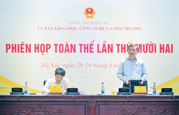 Uy ban Khoa hoc, Cong nghe va Moi truong tham tra du an Luat Duong sat (sua doi). Anh: Thanh Chi.
