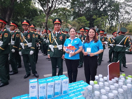 Vua chup hinh ky niem voi khoi Si quan Hau can Ky thuat, chi To Thi Thuan con duoc mot chien si dan len ma la co To quoc. Anh: Dalatmilk.