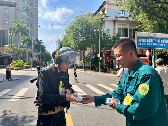 Cac thanh vien doi Dan quan Tu ve khong chi tiep suc cho cac chien si dieu binh ma con chia se nhung hop sua tuoi den tan tay cac chien si lam nhiem vu ho tro an ninh o cac diem chot tren duong Le Duan. Anh: Dalatmilk.