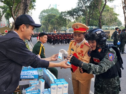 Cac chien khoi Canh sat Co dong, Cong an TPHCM,… don nhan hop sua Dalatmilk trong phut nghi tai cho truoc gio Tong duyet. Anh: Dalatmilk.