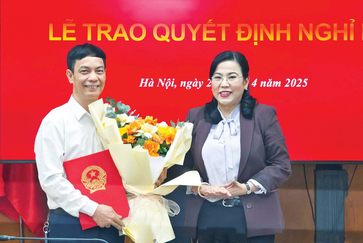 Member of the Party Central Committee, Chairman of the Delegation Work Committee Nguyen Thanh Hai presented the Decision on early retirement to Deputy Director of the Delegation Work Department Trinh Ngoc Thang. Photo: Minh Trang.
