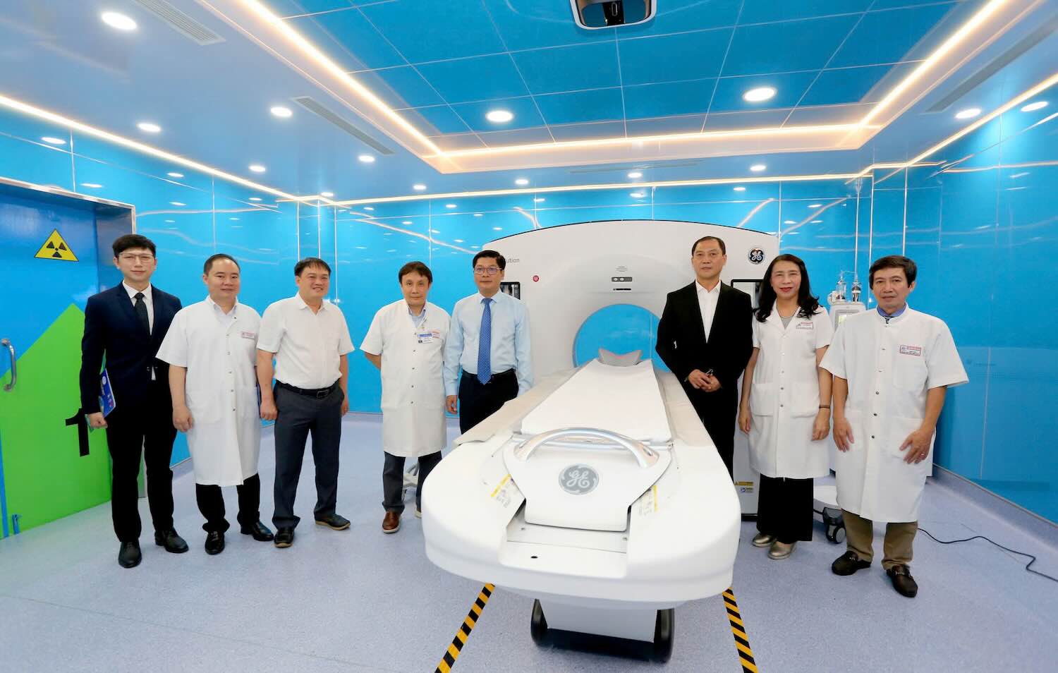 Hue Central Hospital officially put into operation the RevolutionTM Maxima CT 128 slice cutting system - advanced artificial intelligence (AI) application device. Photo: Lan Huong.