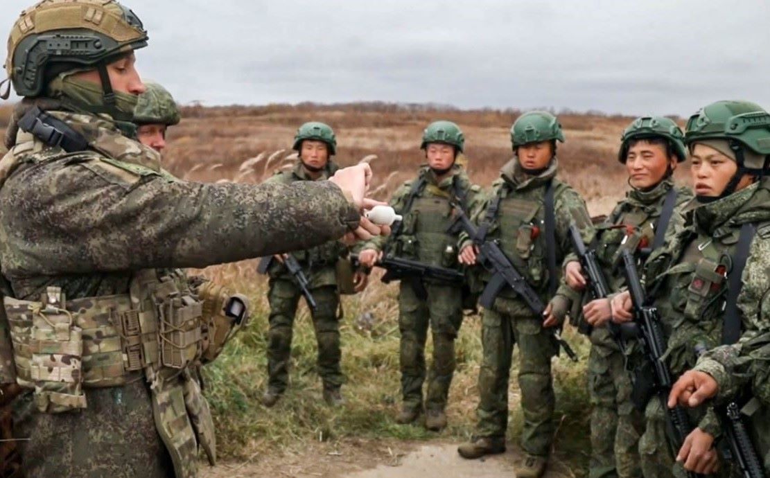 Los soldados rusos entrenan a los soldados coreanos para luchar. Imagen: Ministerio de Defensa de Rusia/TASS