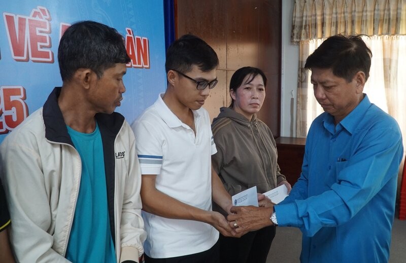 Bac Lieu officially launched Workers' Month, paying tribute to workers. Photo: Nhat Ho