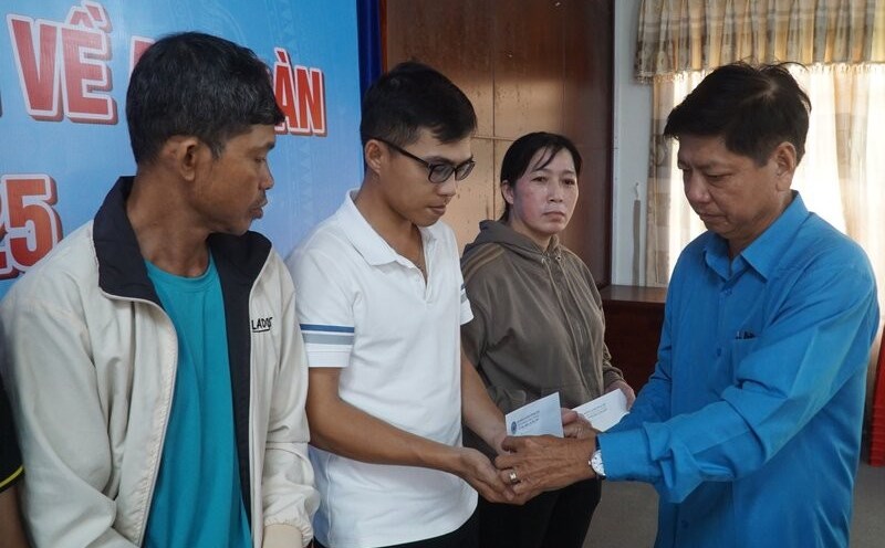 Bac Lieu officially launched Workers' Month, paying tribute to workers. Photo: Nhat Ho