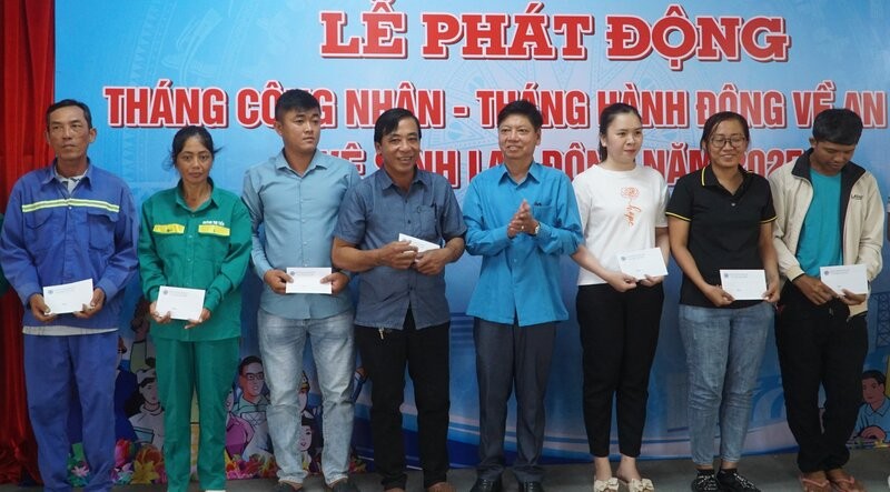 Nhieu phan qua tri an nguoi lao dong tai buoi le phat dong. Anh: Nhat Ho