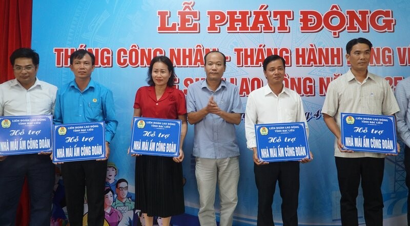 Pho Ban Tuyen giao Dan van Tinh uy Bac Lieu Tang Hong Truong trao ban tuong trung cho cong nhan lao dong nhan Mai am cong doan nam 2025. Anh: Nhat Ho