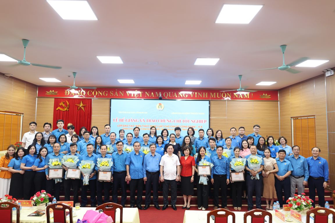 The Board of Directors and leaders of the Provincial Federation of Labor took a souvenir photo with students of the "Llegal knowledge for trade union officials" class in 2025. Photo: Ngoc Hang