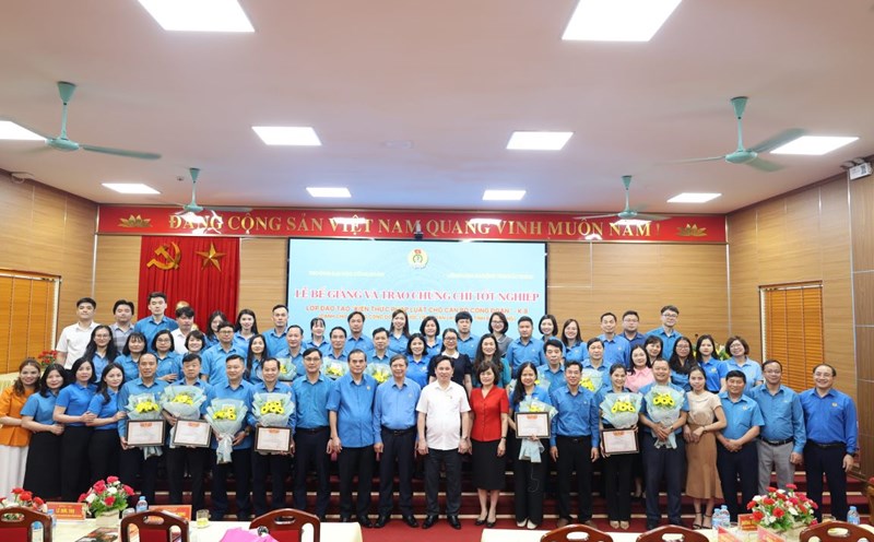 The Board of Directors and leaders of the Provincial Federation of Labor took a souvenir photo with students of the "Llegal knowledge for trade union officials" class in 2025. Photo: Ngoc Hang