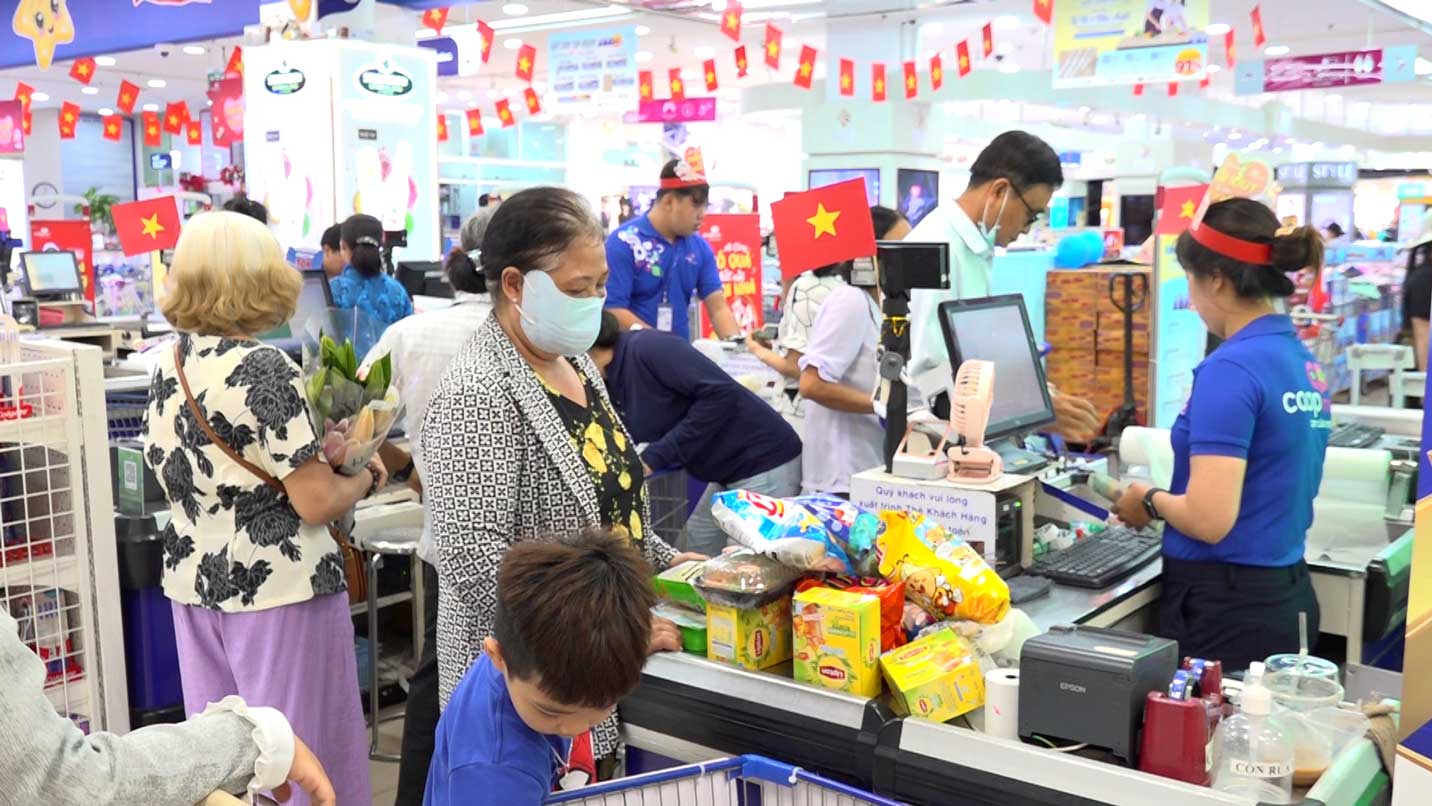 Can Tho people shop during the holiday April 30 - May 1.