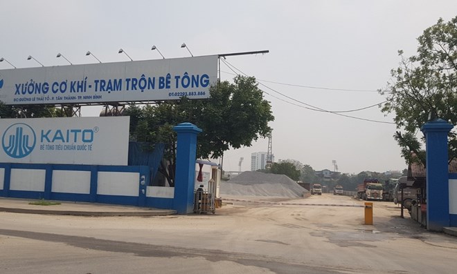 The concrete mixing station of Xuan Thanh Group Joint Stock Company is one of the facilities operating environmental pollution that need to be relocated out of the center of Hoa Lu city. Photo: Nguyen Truong
