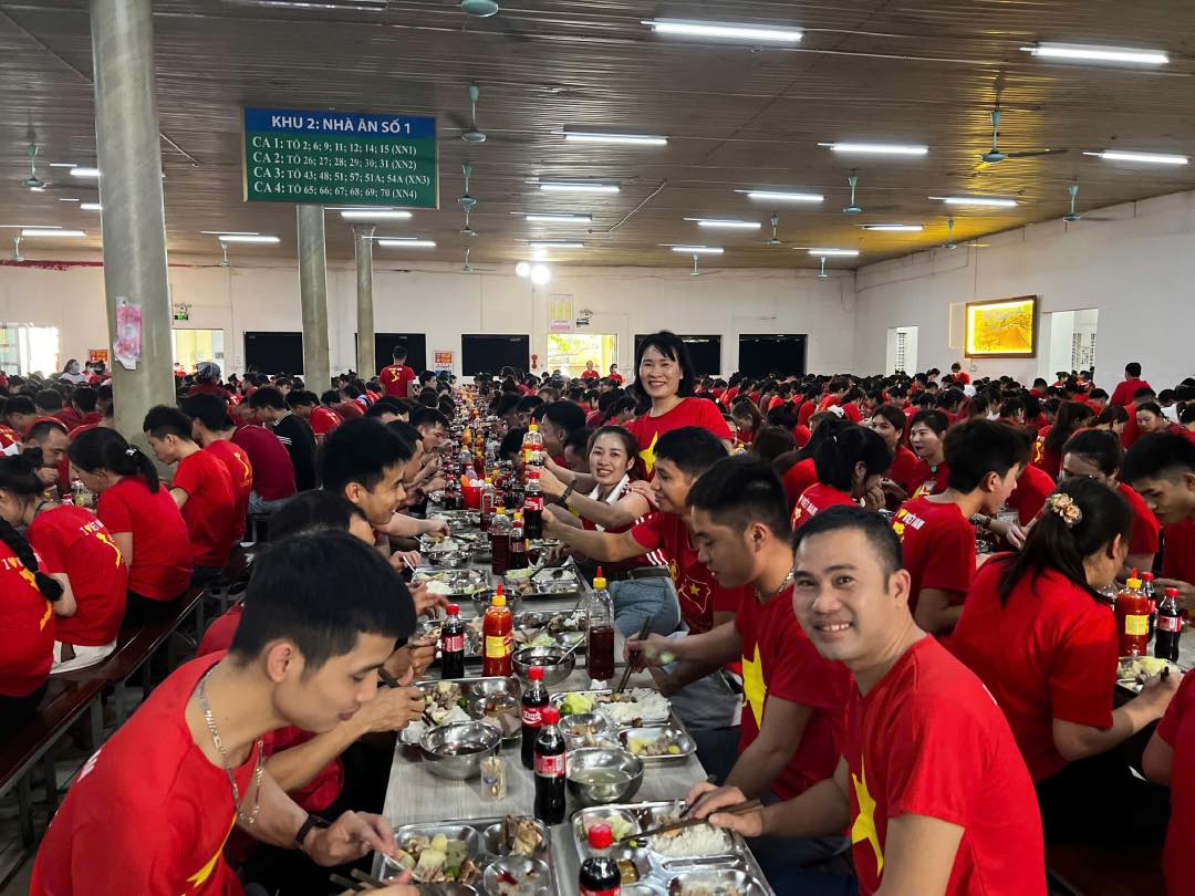 Cong nhan tham du bua com cong doan. Anh: Quyet Chien 