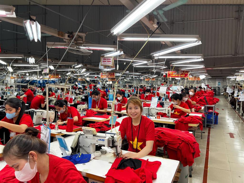 Workers of Ha Phong Garment Export Joint Stock Company wore red shirts with yellow stars to work on April 29. Photo: Quyet Chien