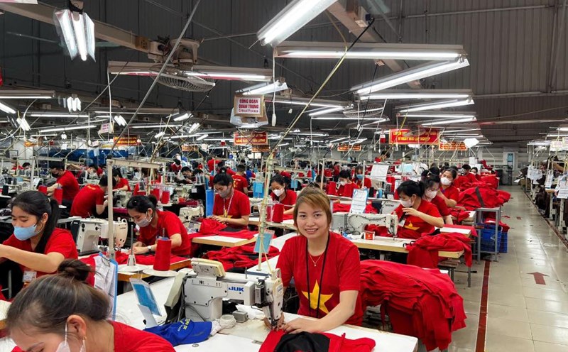 Workers of Ha Phong Garment Export Joint Stock Company wore red shirts with yellow stars to work on April 29. Photo: Quyet Chien