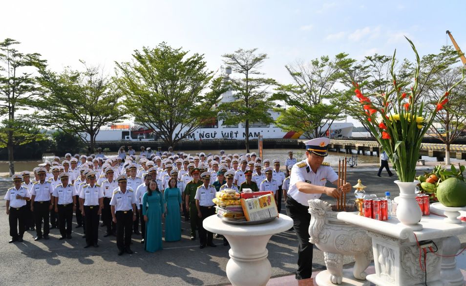 Doan Cong tac Vung 2 to chuc Le dang huong tuong niem cac Anh hung Liet si Doan tau Khong so tai Lu doan 125. Anh: Minh Son