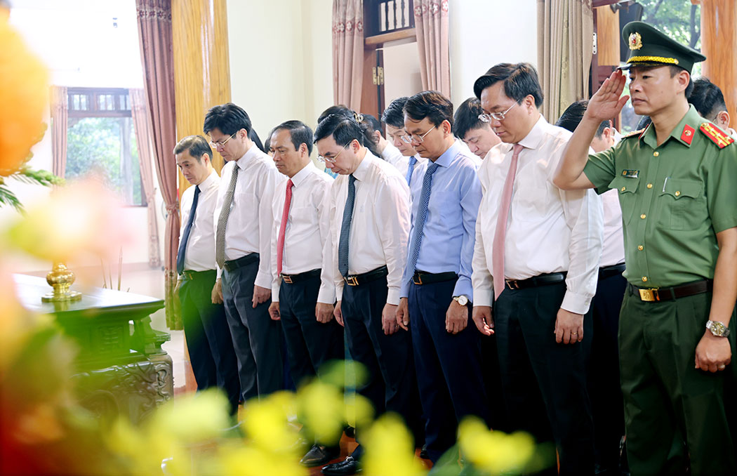 In front of the spirit of President Ho Chi Minh, the leaders of Vinh Phuc province expressed their respect and gratitude for his great contributions. Photo: Khanh Linh