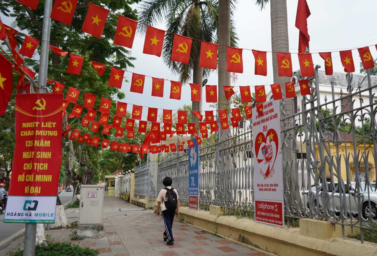 Via he pho Dinh Tien Hoang (canh Bao tang TP Hai Phong) rop sac co do, sao vang. 
