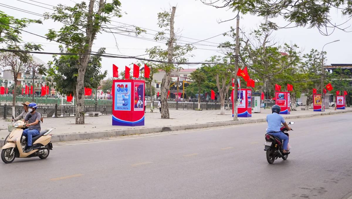 Pho phuong quan An Duong, Hai Phong cung duoc trang hoang ruc ro, chao mung ngay le lon cua dan toc. Ảnh: Dam Thanh