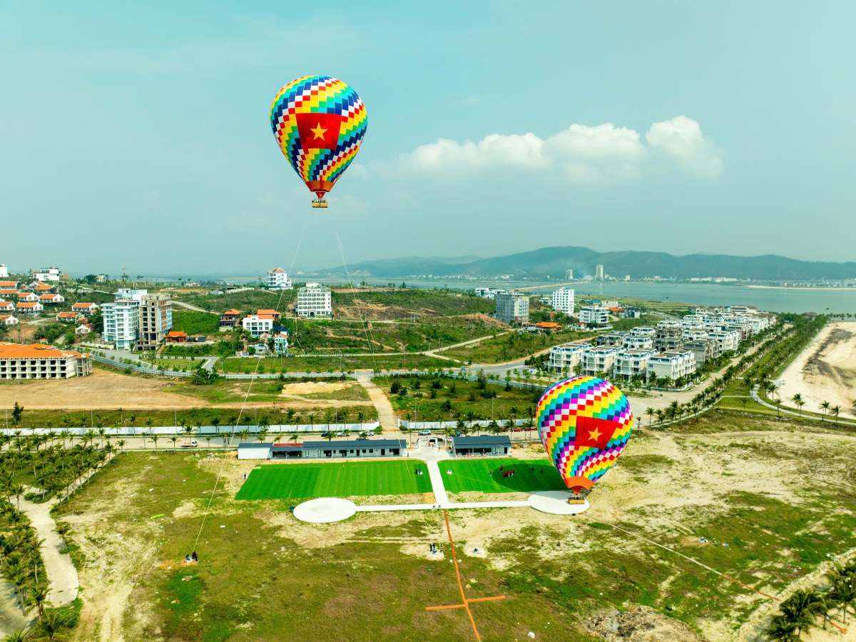 Co to quoc tung bay cung Khinh khi cau tai thanh pho Ha Long, tinh Quang Ninh. Anh: Vu Bang