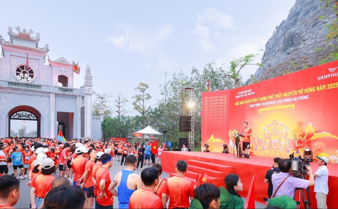 Giai chay “Hao khi Thuy Nguyen” do UBND huyen Thuy Nguyen to chuc voi su dong hanh cua Van Phu - Invest thu hut hang nghin nguoi tham gia.