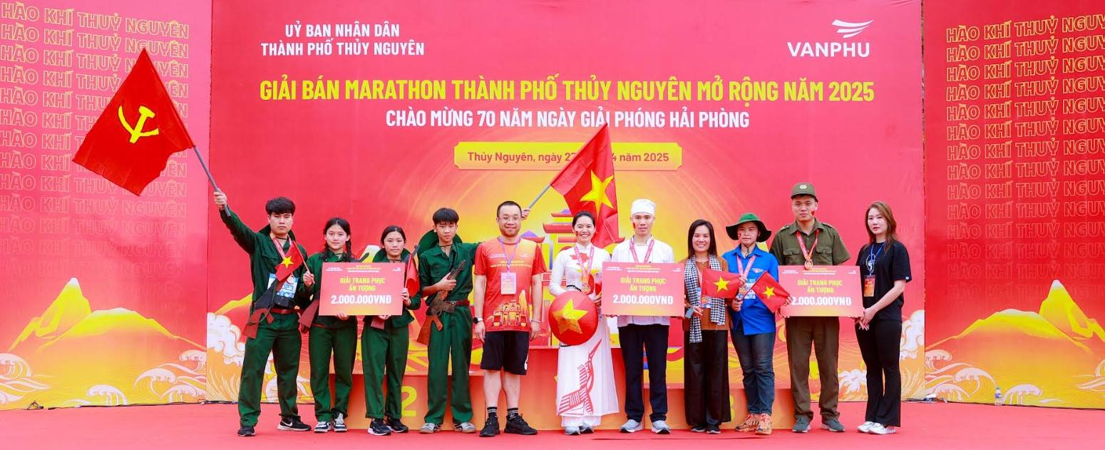 Cac runners nhan giai thuong phan thi “Trang phuc an tuong”.