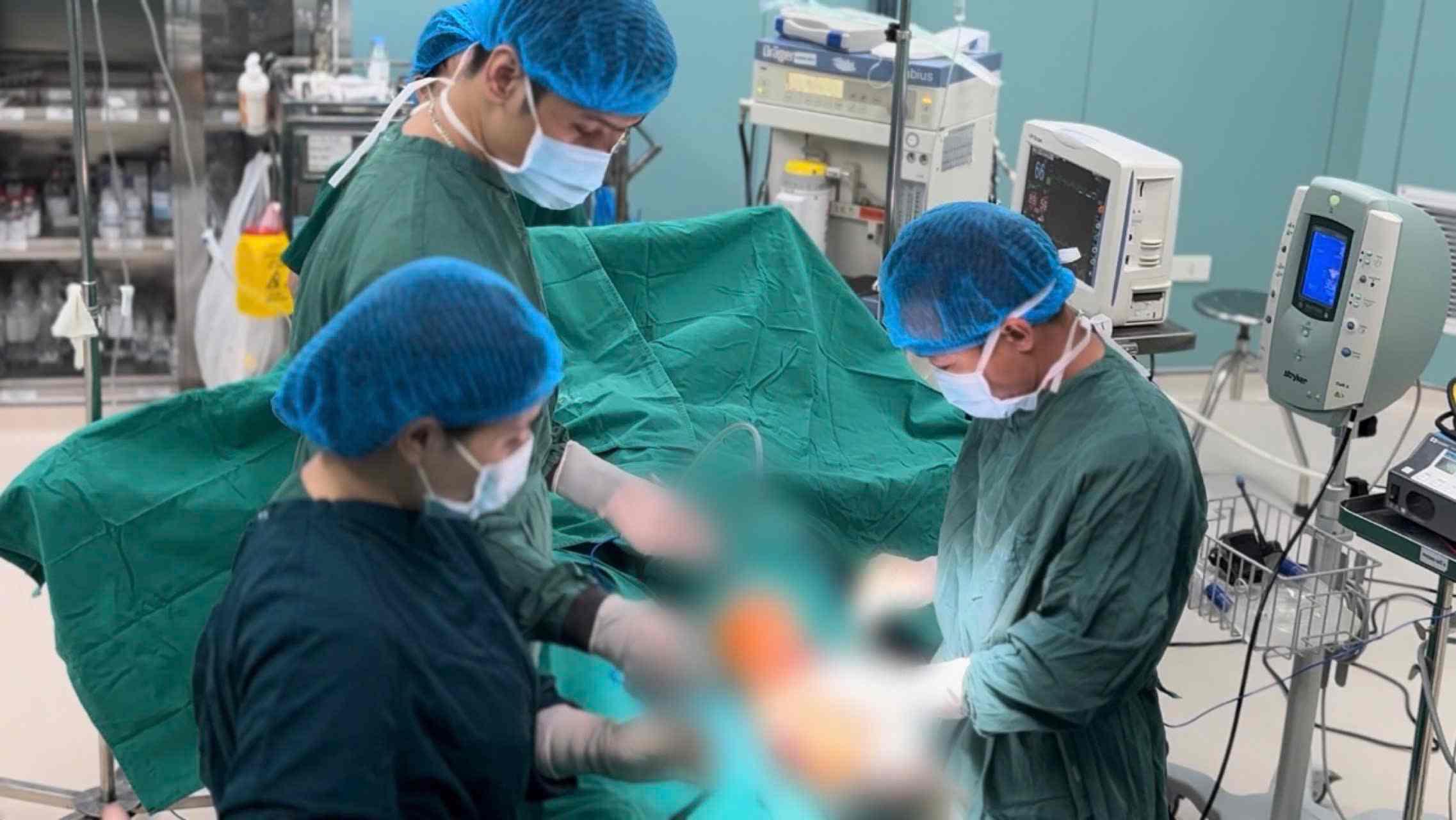 Los medicos de emergencia le dan las piernas a un paciente despues de un accidente. Imagen de la ciudad de Qingdao