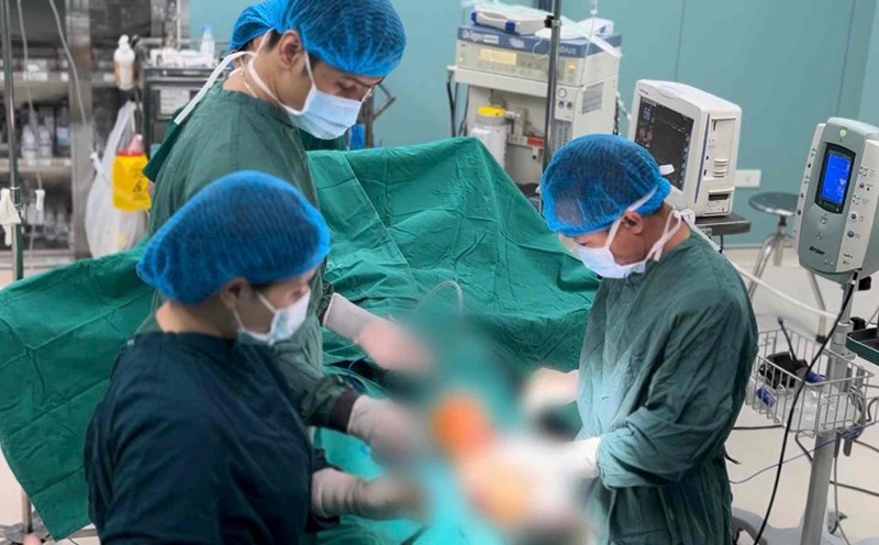 Doctors performed emergency leg care for the patient after the accident. Photo: Thanh Dang